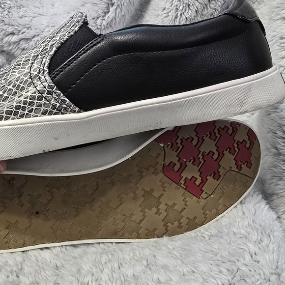 Women's Dr. Scholl's Black and White Snake Print Slip-On Shoe - Picture 8 of 10